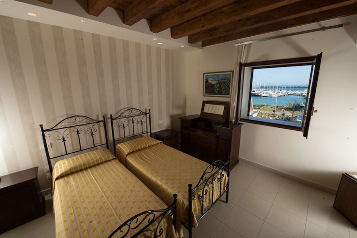 Room 14 of 33