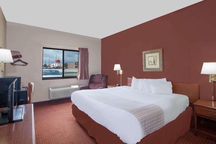 1 King Bed (2 of 5)