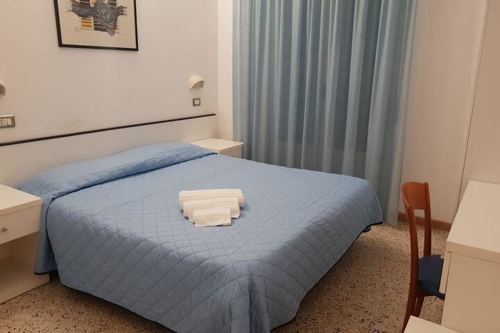 Room 10 of 24