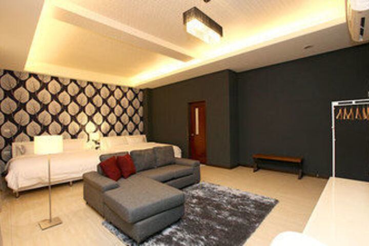 Room 9 of 20