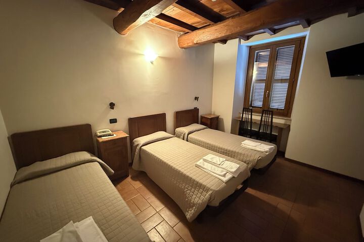 Room 11 of 28