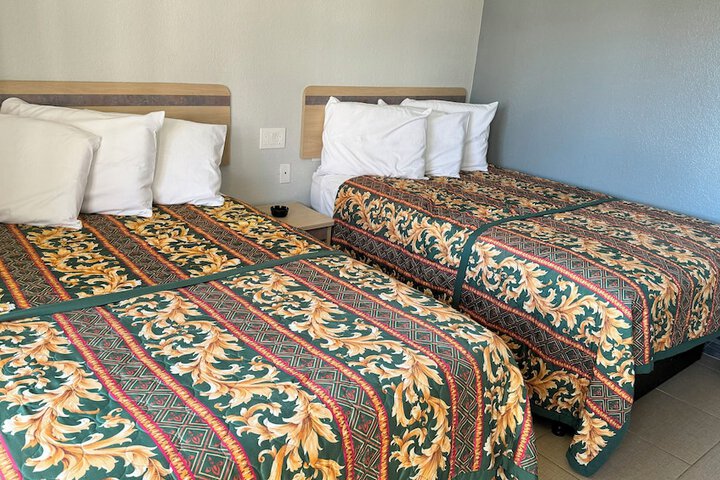 2 Double Beds (4 of 7)
