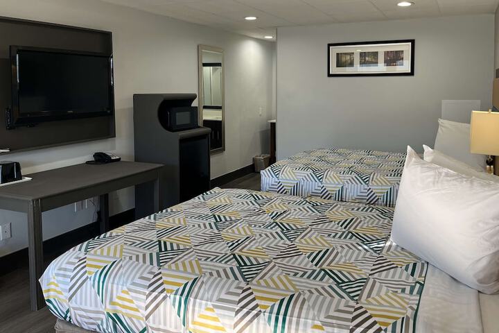 Deluxe Room 2 Double Beds Refrigerator, Microwave (6 of 7)