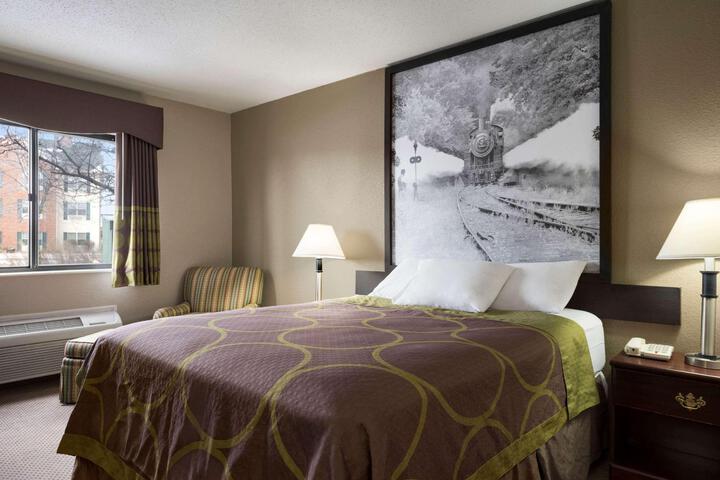 1 King Bed (6 of 8)