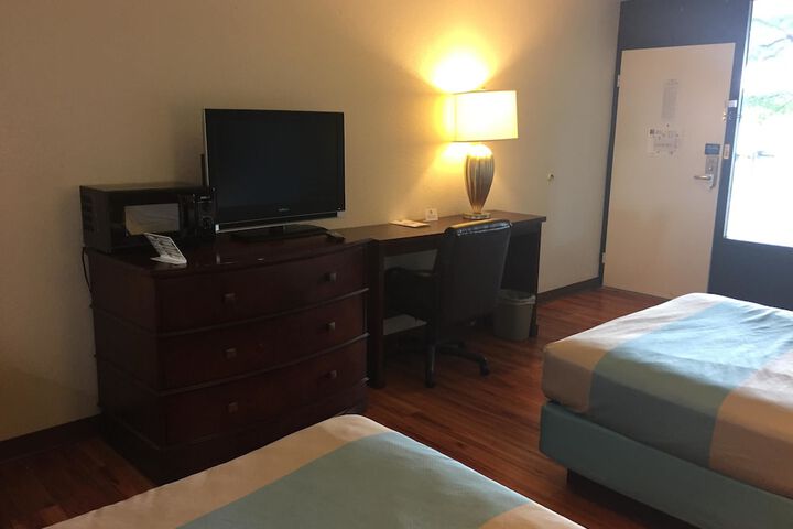 2 Queen Beds (2 of 5)