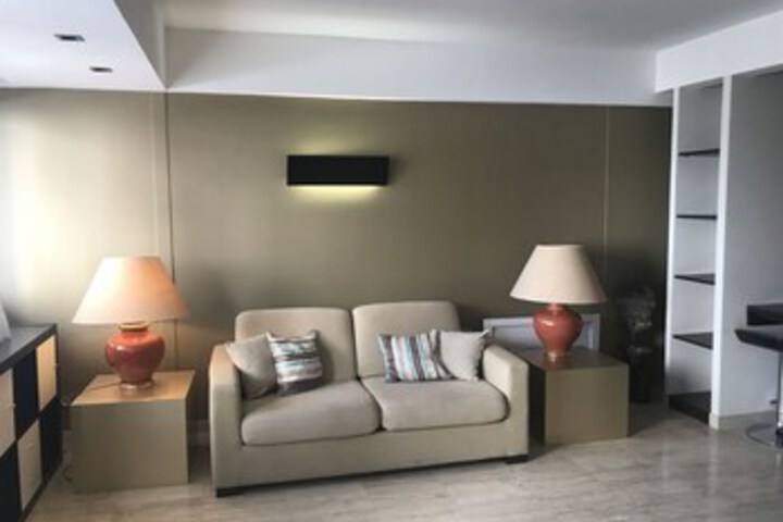 Room 10 of 18