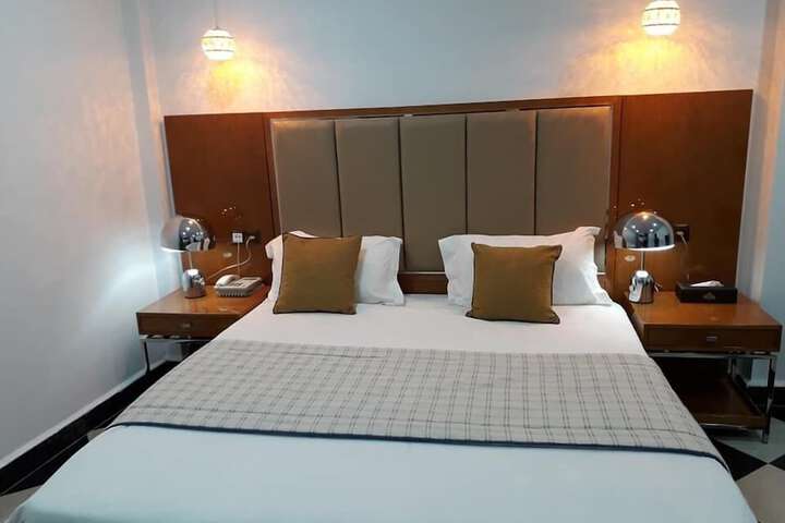 Room 9 of 18