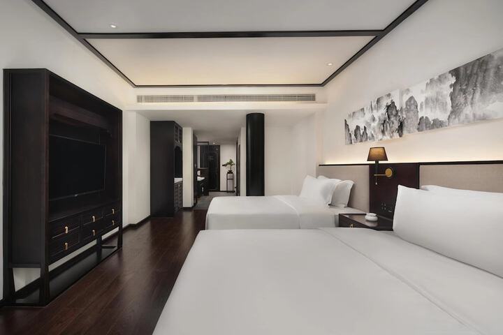 Room 3 of 20