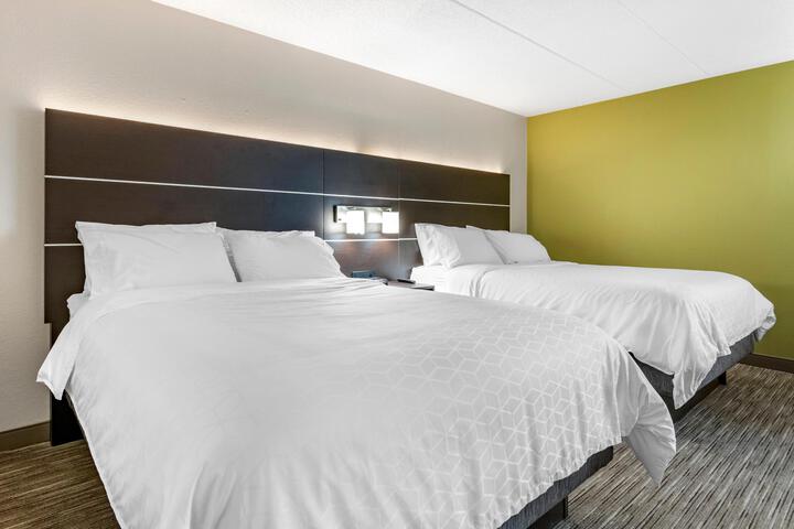 2 Queen Beds (2 of 6)