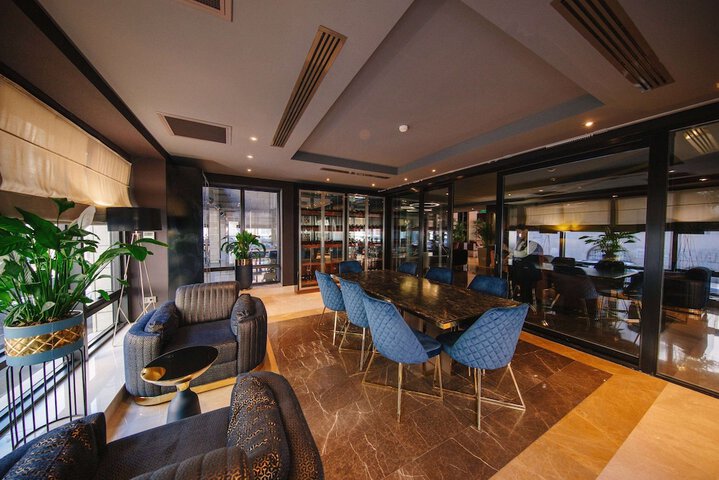 Lounge 73 of 80