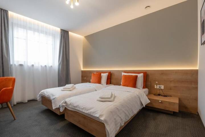 Room 7 of 28