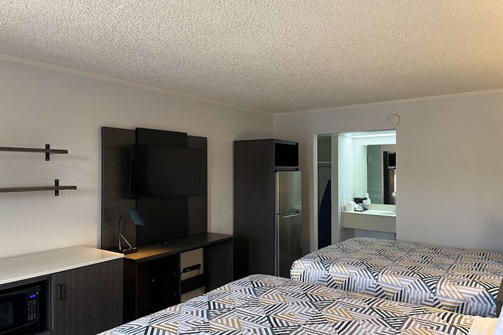 2 Queen Beds Micfridge (4 of 6)