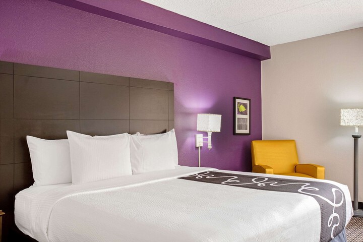 1 King Bed (5 of 18)