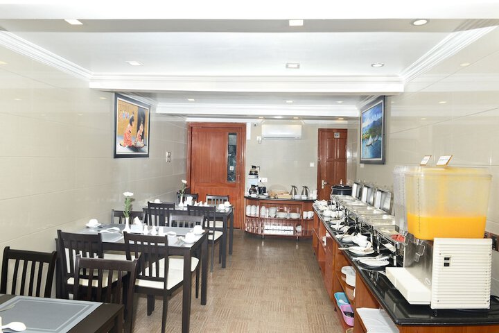 Dining 19 of 24