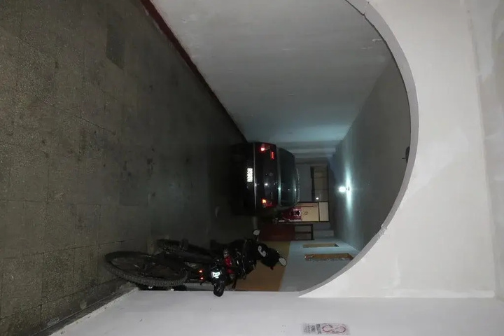 Room 4 of 16