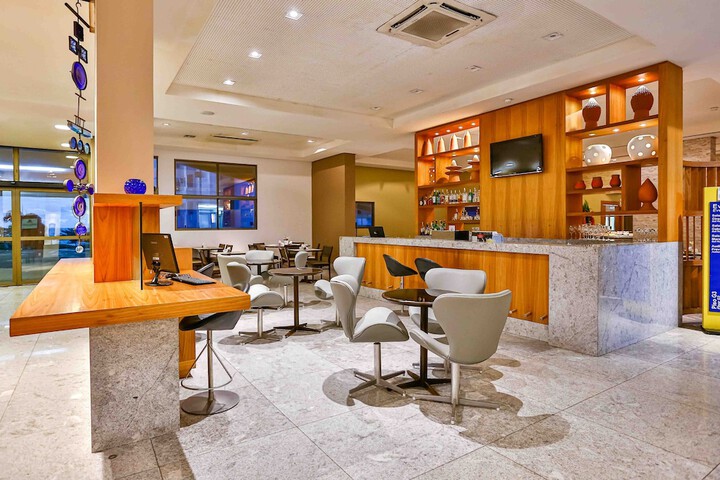 Lounge 76 of 130