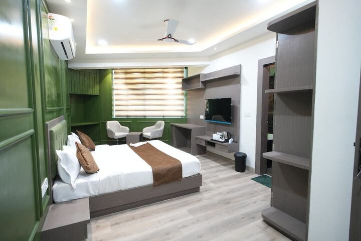 Room 10 of 28