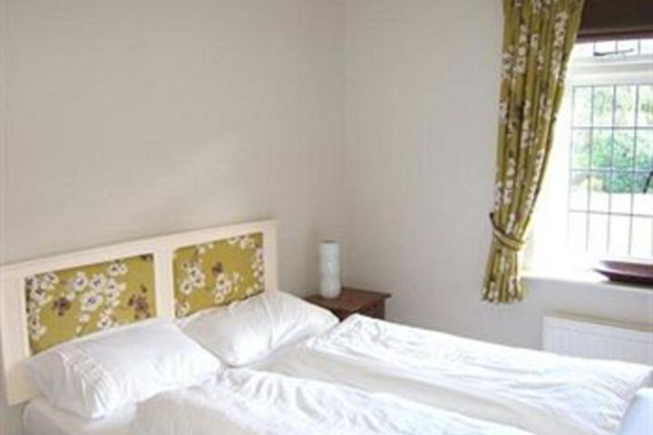 Room 6 of 8