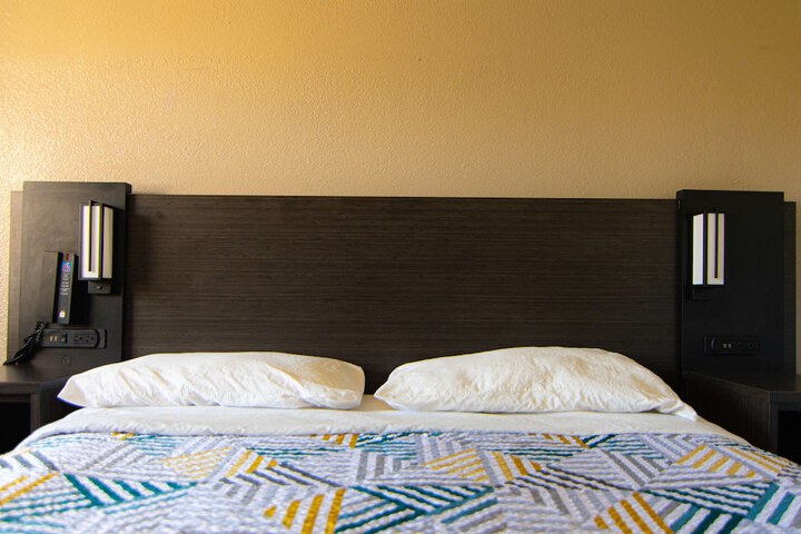 1 Queen Bed (11 of 21)