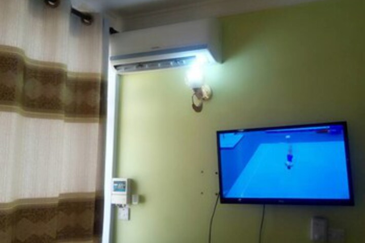 Room 13 of 20