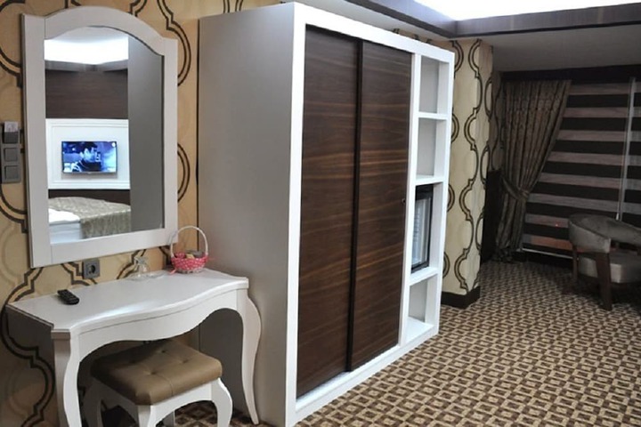 Room 8 of 13