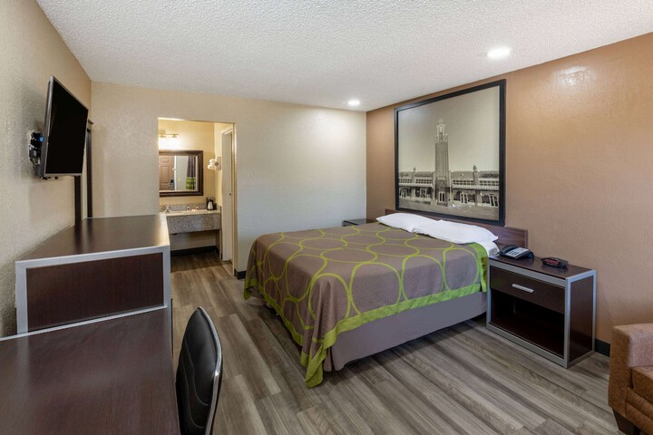 1 Queen Bed (5 of 13)