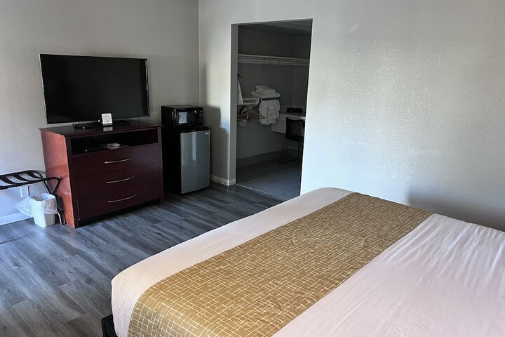 1 King Bed (14 of 17)