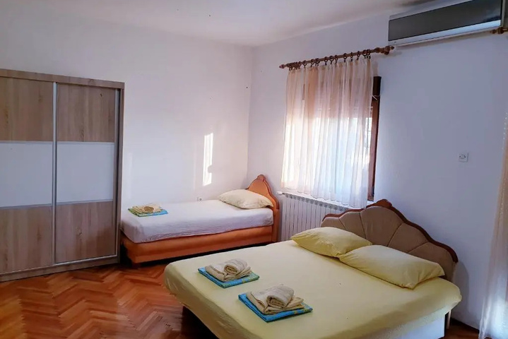 Room 10 of 12