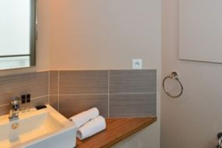 Room 4 of 8