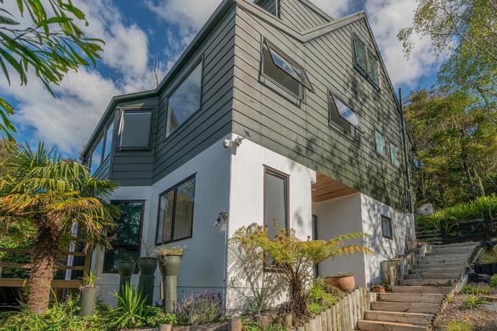 Hillside Haven - Tairua Holiday Home