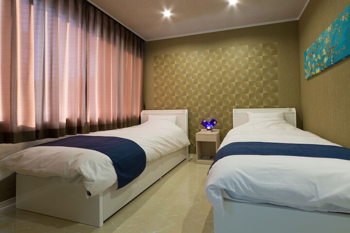 Room 15 of 27