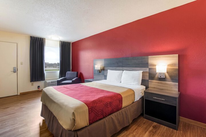 1 Queen Bed (8 of 22)