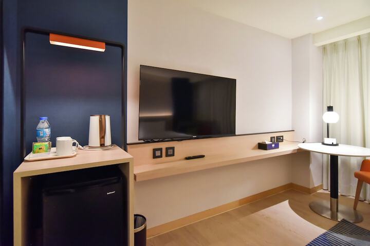 Room 16 of 76