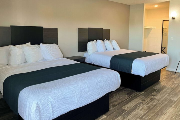 1 Queen Bed (5 of 10)