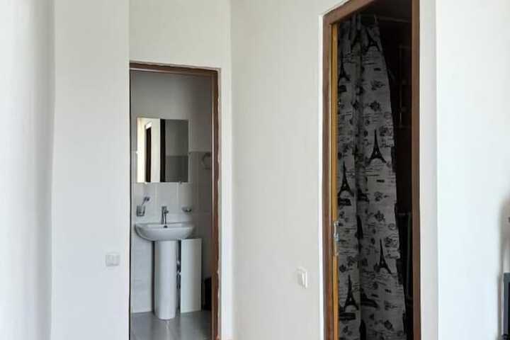 Room 32 of 47