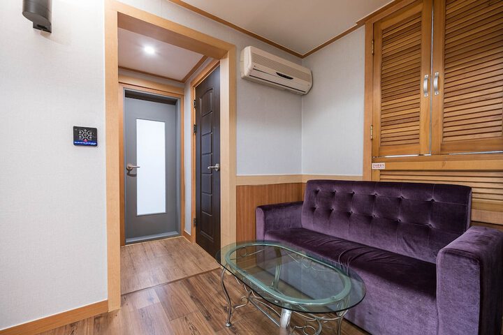 Room 21 of 34