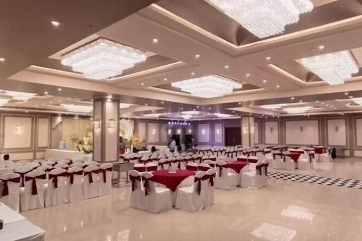 Ballroom/Hall 12 of 14