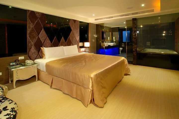 Room 5 of 107