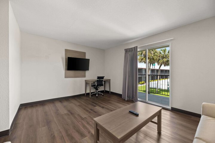 1 King Bed Suite (2 of 18)