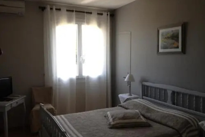 Room 5 of 12