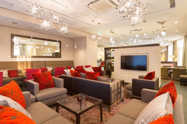Lounge 75 of 92