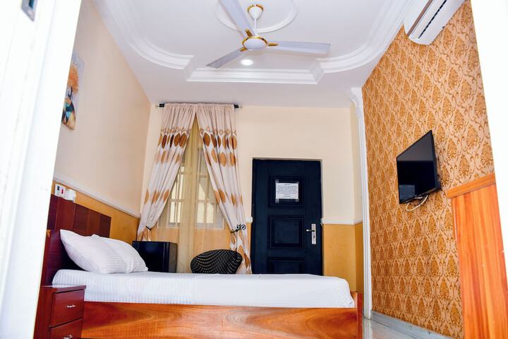 Room 11 of 28