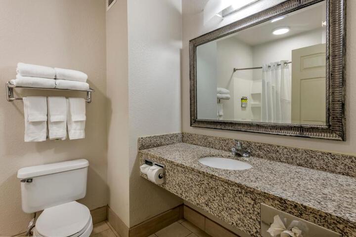 2 Queen Beds Mobility Accessible Tub (4 of 11)