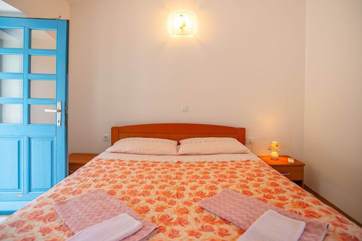Room 2 of 28