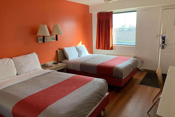 1 Queen Bed (2 of 12)
