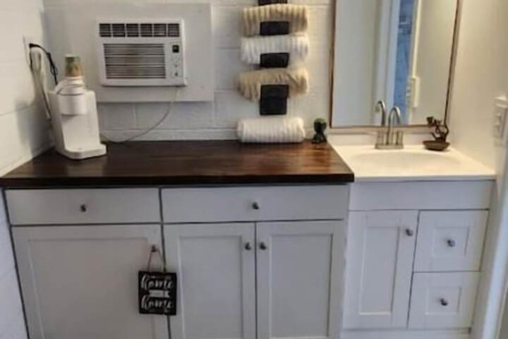 Classic Room 1 Queen Bed Refrigerator, Microwave (6 of 9)