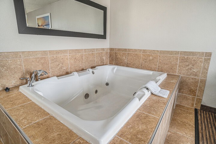 1 King Bed Hot Tub (6 of 39)
