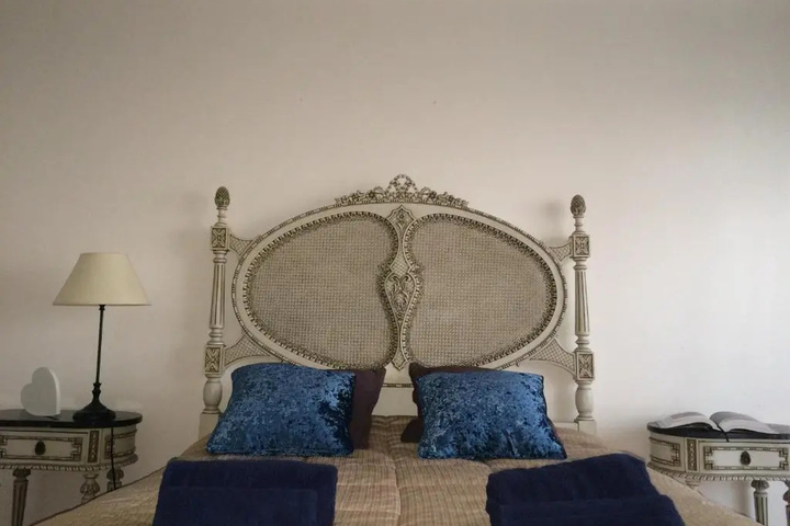 Room 2 of 10