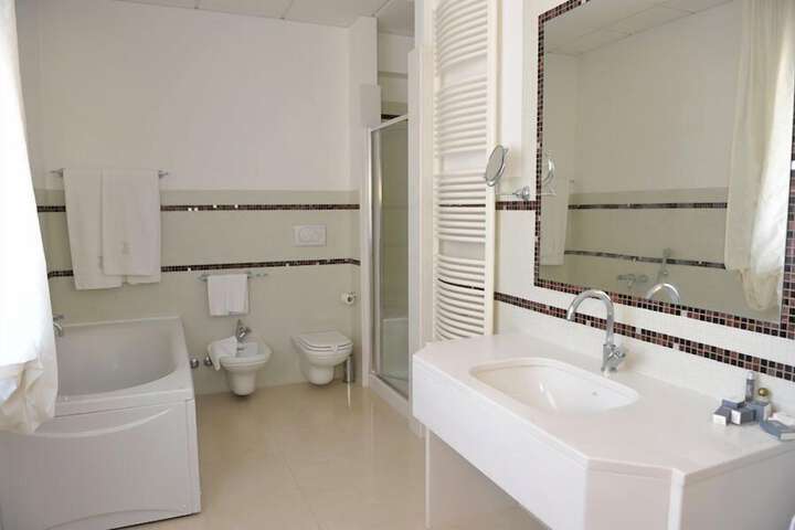 Room 11 of 28