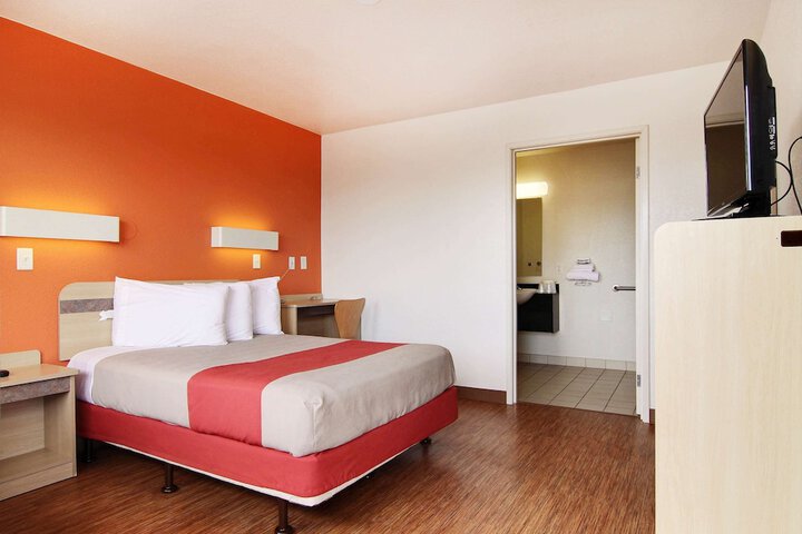Room 6 of 32